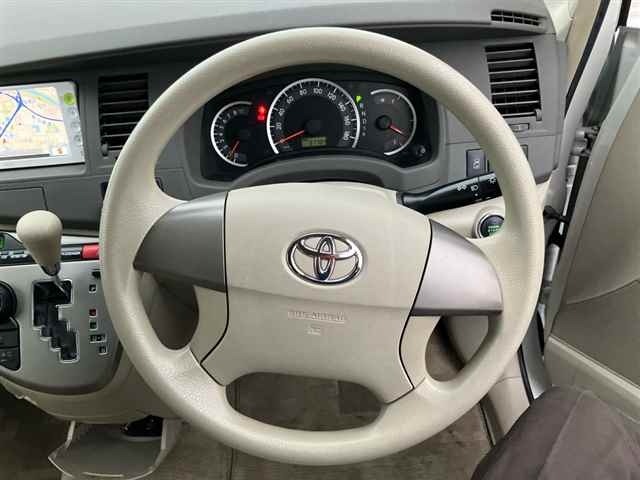 Toyota ISIS 2012 7547956-3