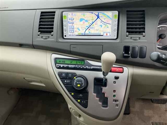 Toyota ISIS 2012 7547956-6