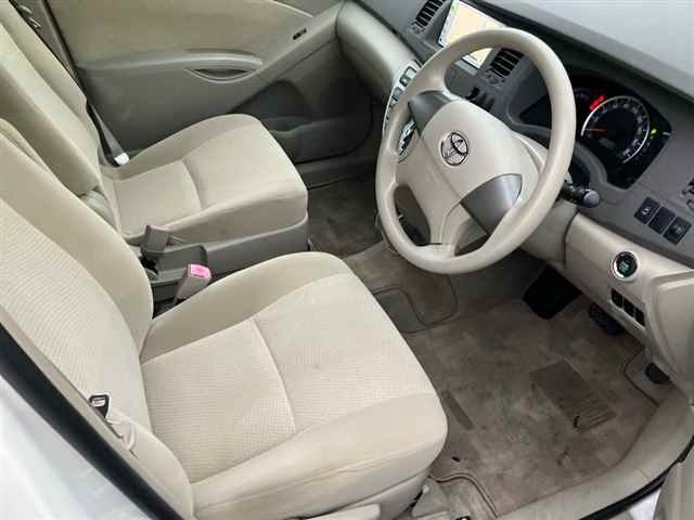 Toyota ISIS 2012 7547956-7