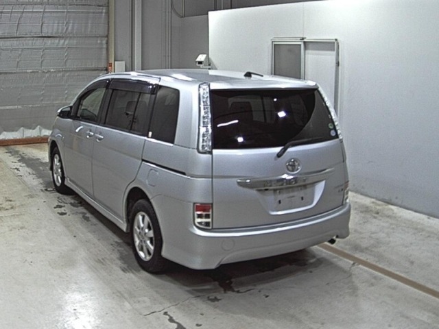 Toyota ISIS 2013 7547971-1