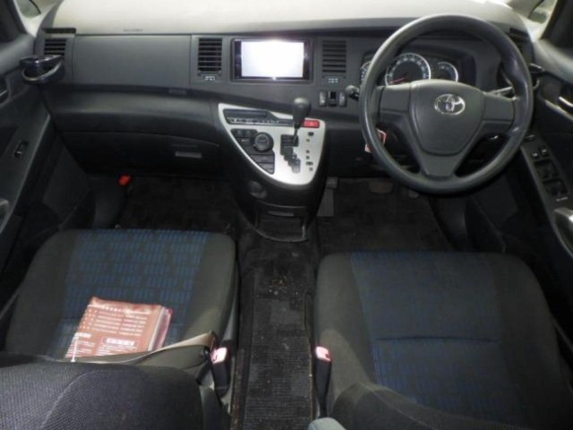 Toyota ISIS 2013 7547971-3