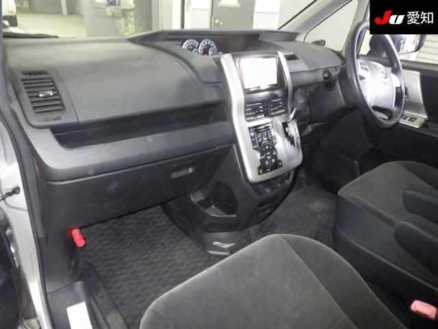 Toyota NOAH 2011 7554458-3