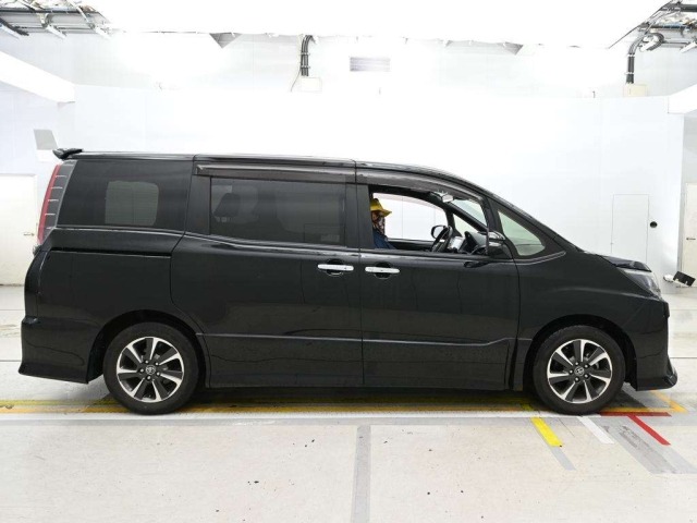 Toyota NOAH 2018 7554519-3