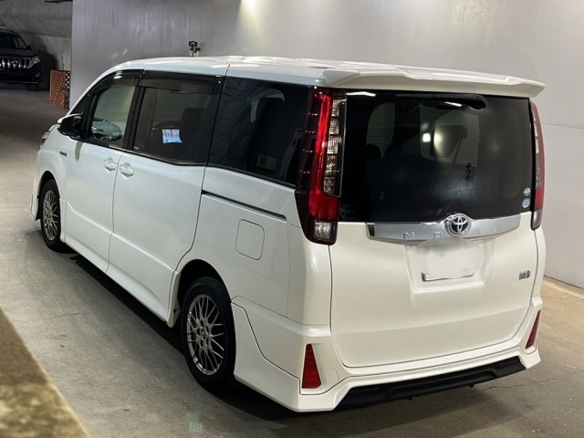 Toyota NOAH 2016 7554608-1
