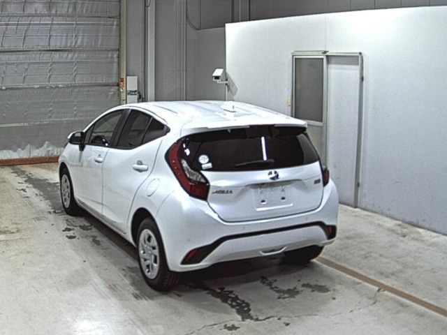 Toyota AQUA 2022 7593604-1