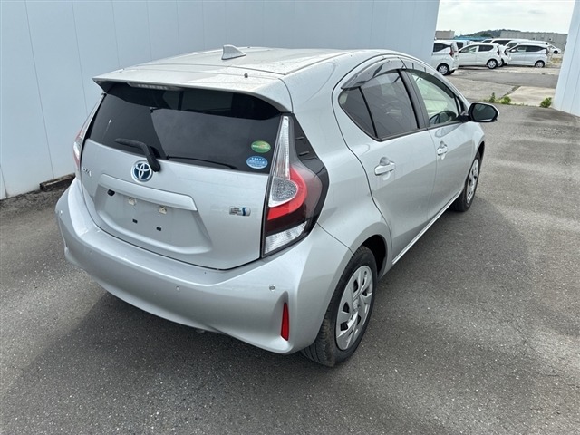 Toyota AQUA 2021 7593691-8