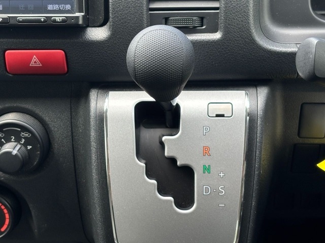 Toyota HIACE VAN 2023 7598005-22