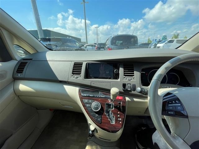 Toyota ISIS 2012 7615318-2