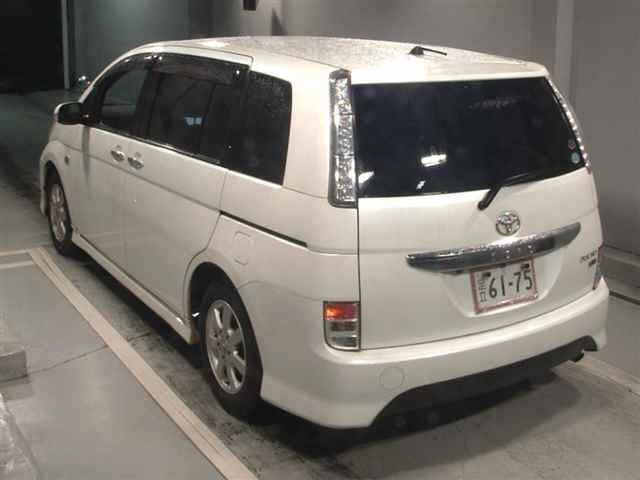 Toyota ISIS 2012 7615393-1