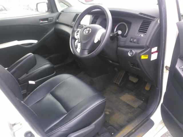 Toyota ISIS 2012 7615393-3