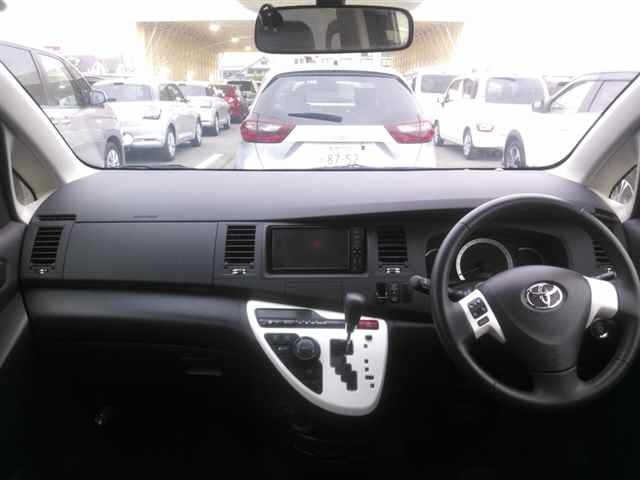 Toyota ISIS 2012 7615393-8