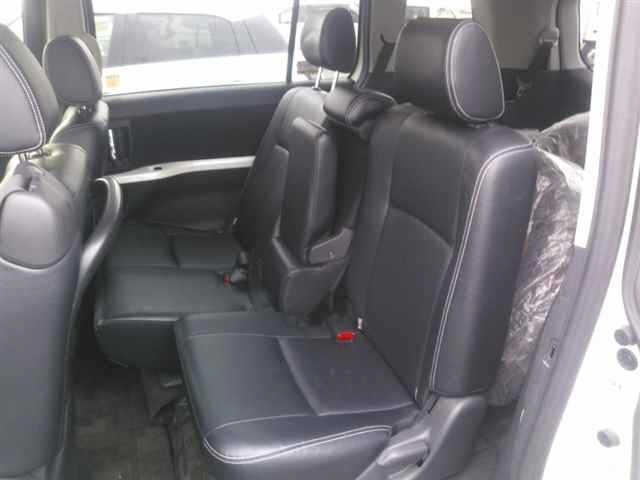 Toyota ISIS 2012 7615393-9