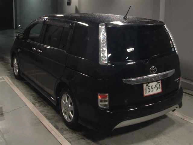 Toyota ISIS 2013 7615395-1
