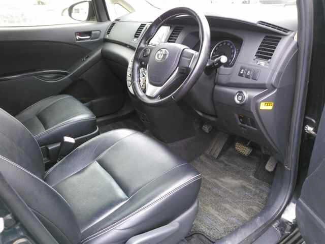 Toyota ISIS 2013 7615395-3