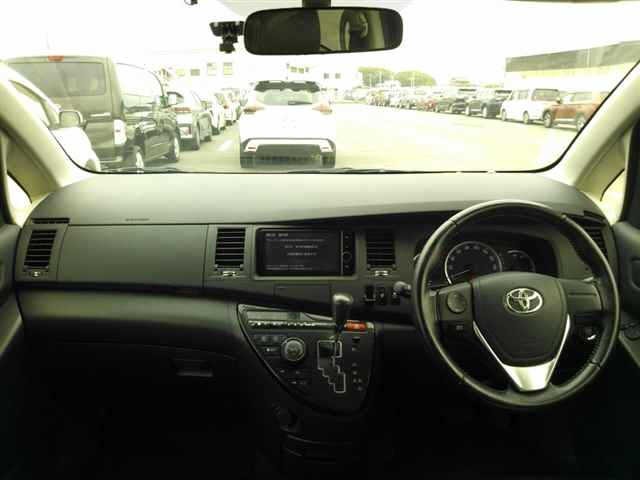 Toyota ISIS 2013 7615395-8
