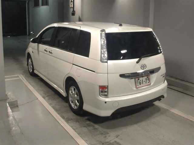 Toyota ISIS 2014 7615401-1