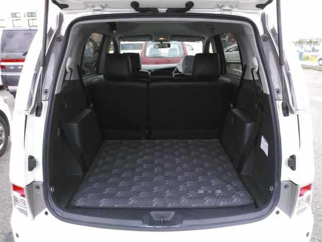 Toyota ISIS 2014 7615401-10