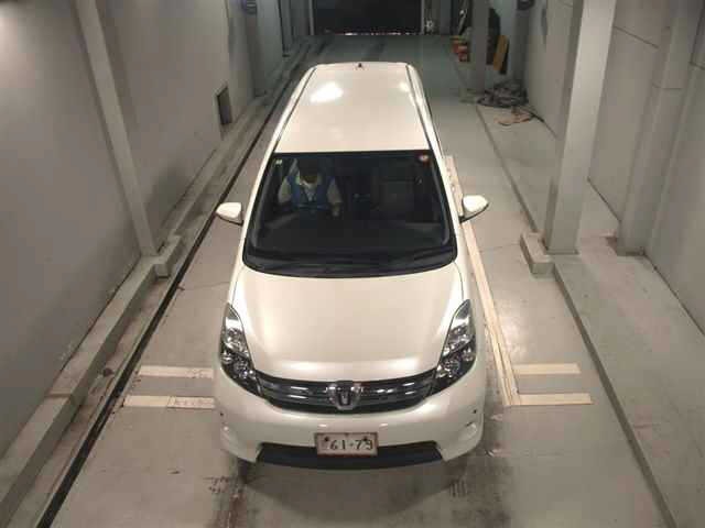 Toyota ISIS 2014 7615401-6