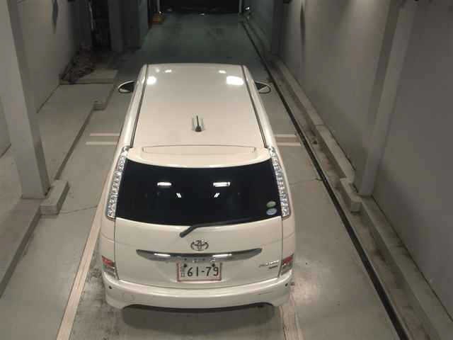 Toyota ISIS 2014 7615401-7