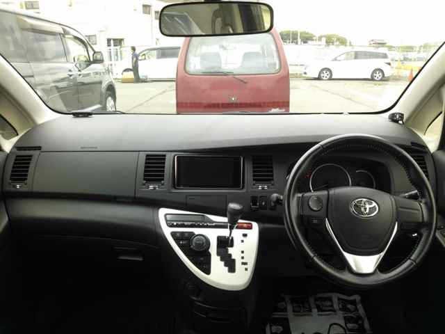 Toyota ISIS 2014 7615401-8