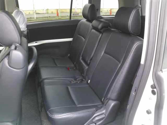 Toyota ISIS 2014 7615401-9