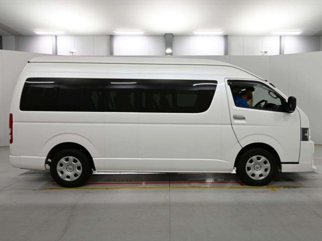 Toyota HIACE COMMUTER 2024 7642045-3