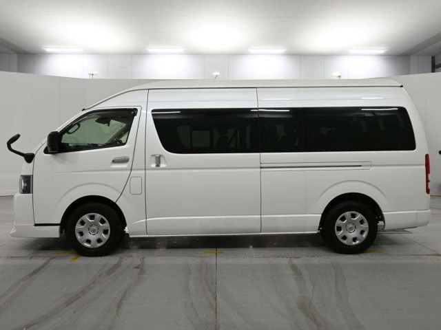 Toyota HIACE COMMUTER 2024 7642045-4