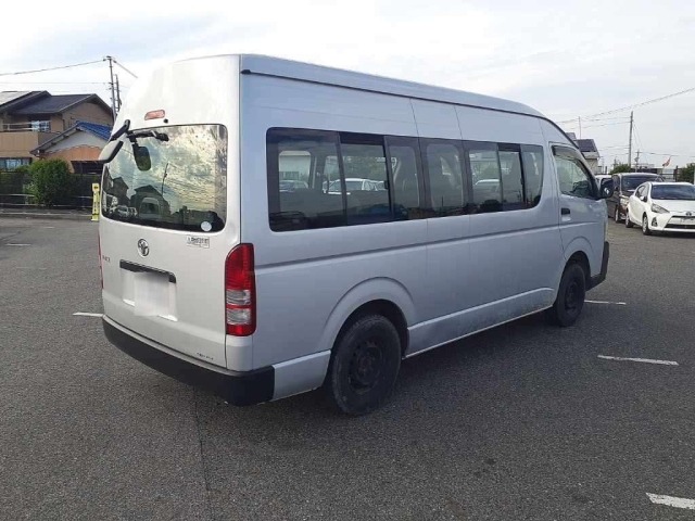 Toyota HIACE COMMUTER 2011 7642046-1