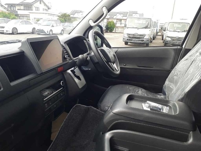 Toyota HIACE COMMUTER 2026 7642049-10