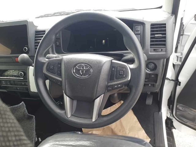 Toyota HIACE COMMUTER 2026 7642049-8