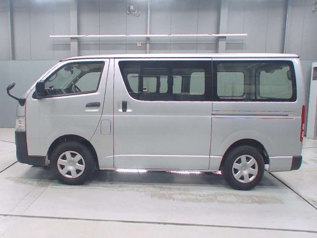 Toyota HIACE VAN 2022 7642052-4