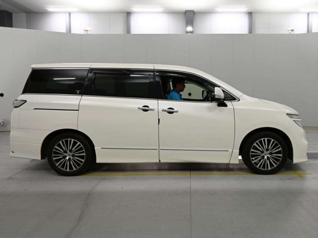 Nissan ELGRAND 2020 7658561-3