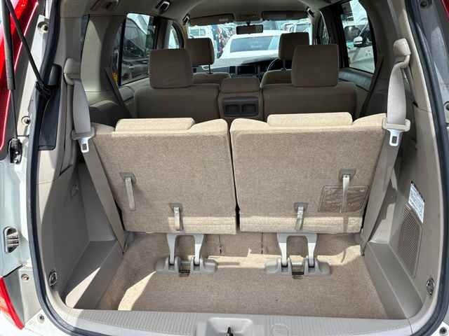 Toyota ISIS 2005 7647851-10