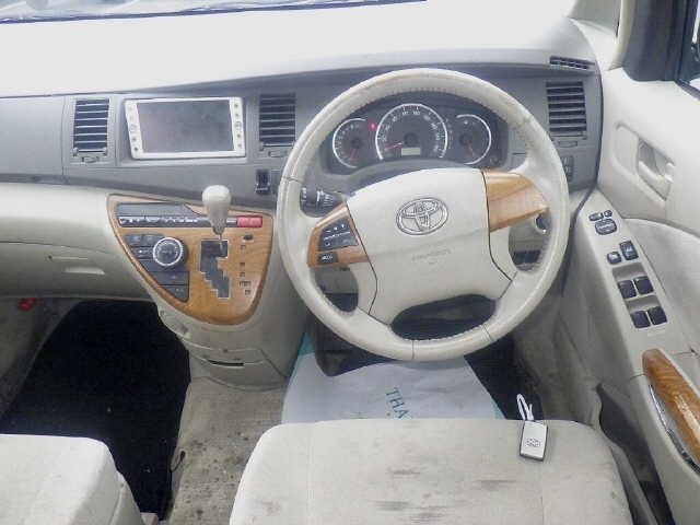 Toyota ISIS 2010 7673014-3