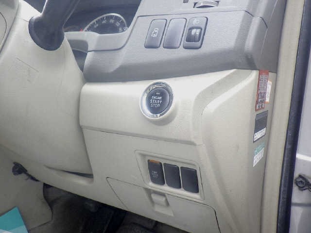 Toyota ISIS 2010 7673014-6