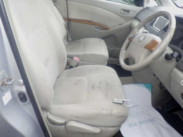 Toyota ISIS 2010 7673014-7