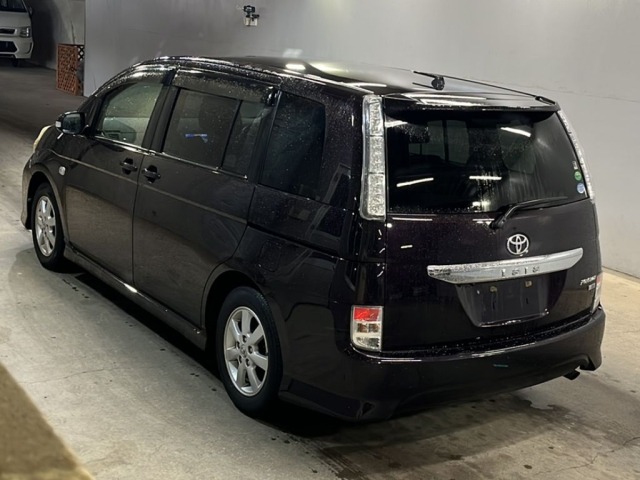 Toyota ISIS 2013 7673018-1