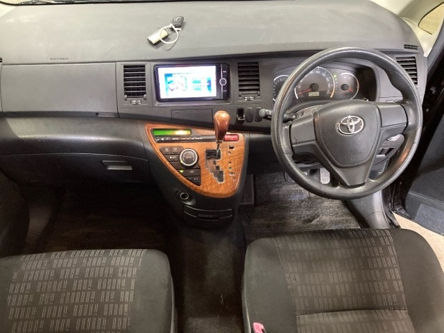 Toyota ISIS 2013 7673018-3