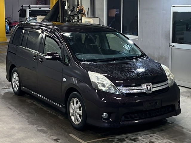 Toyota ISIS 2013 7673018-4