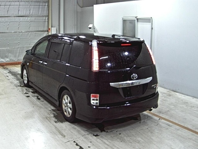 Toyota ISIS 2013 7673019-1