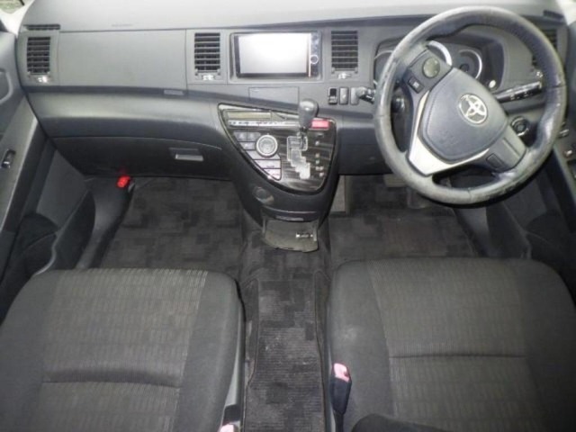 Toyota ISIS 2013 7673019-3