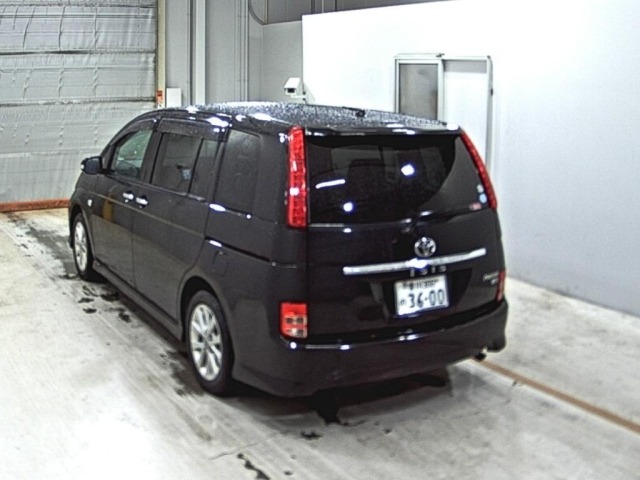 Toyota ISIS 2010 7673020-1