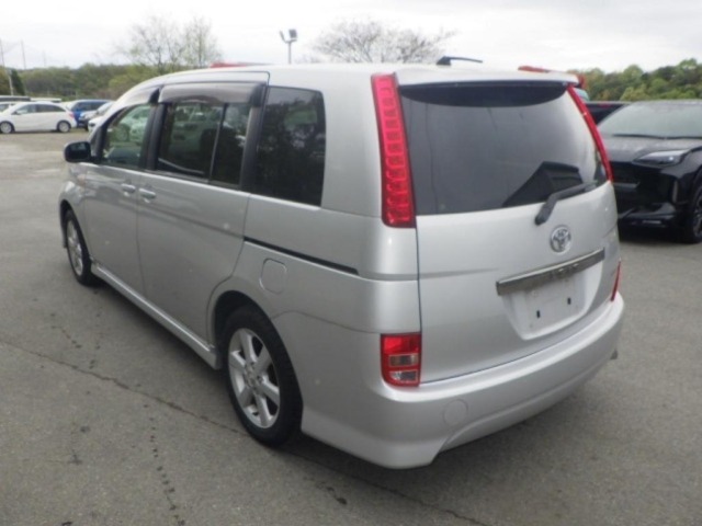 Toyota ISIS 2005 7673021-1