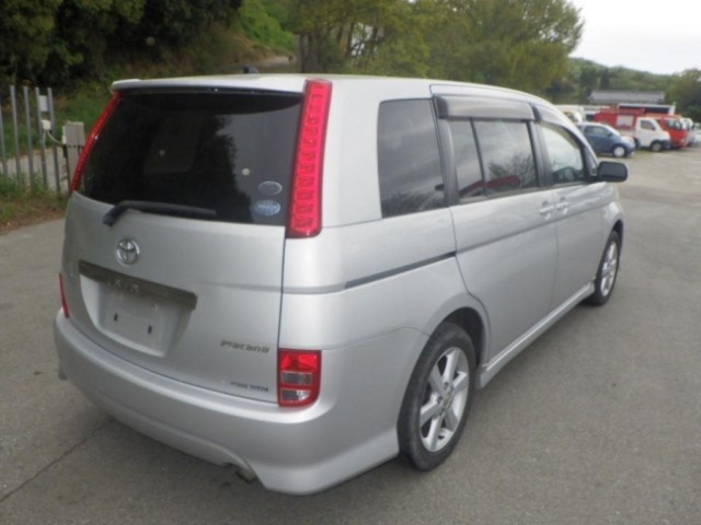 Toyota ISIS 2005 7673021-5