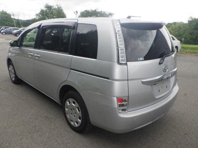 Toyota ISIS 2012 7673022-1