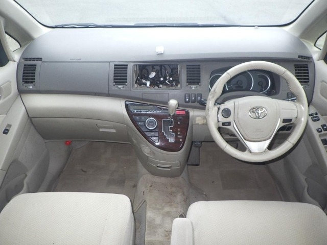 Toyota ISIS 2012 7673022-3