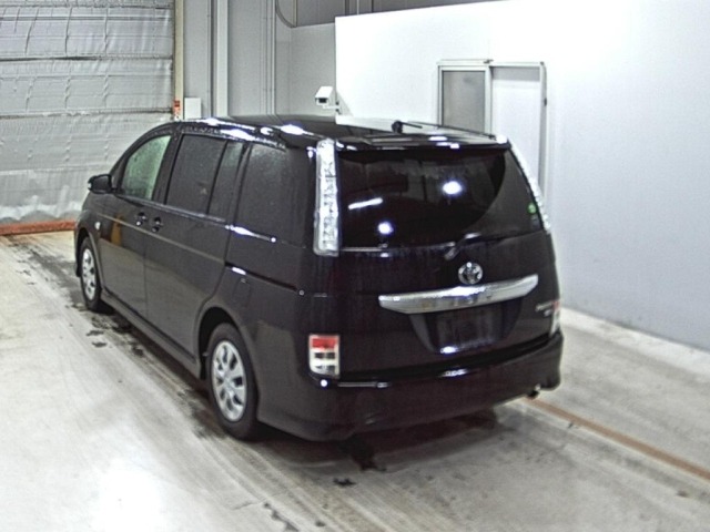 Toyota ISIS 2013 7673027-1