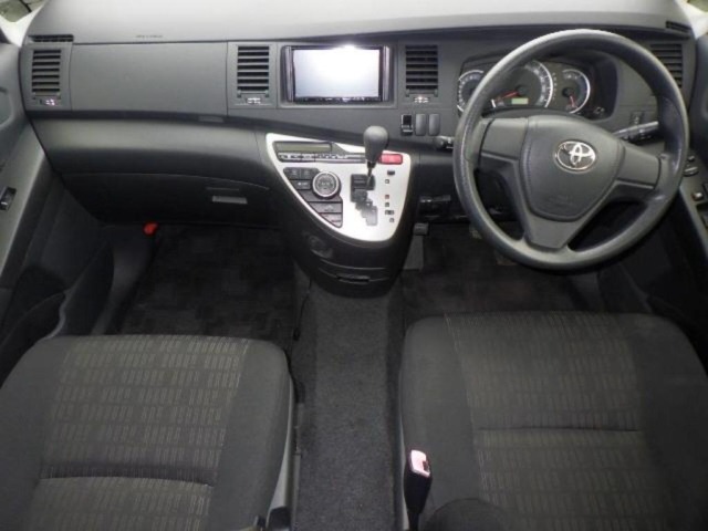 Toyota ISIS 2013 7673027-3
