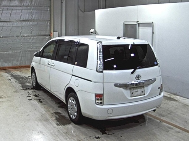 Toyota ISIS 2017 7673028-1
