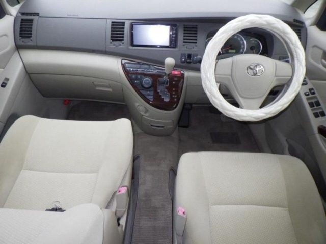 Toyota ISIS 2017 7673028-3